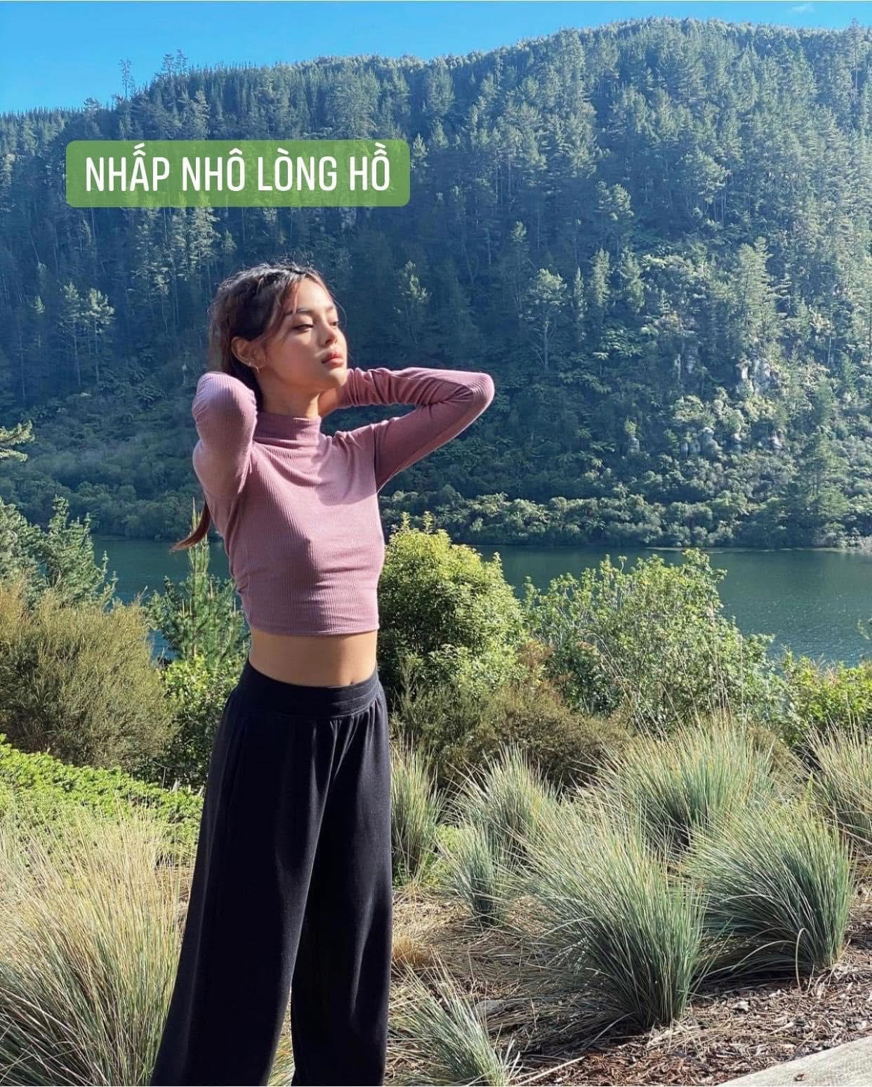 Sườn đồi cỏ nhìn xuống lòng hồ Tà Đùng