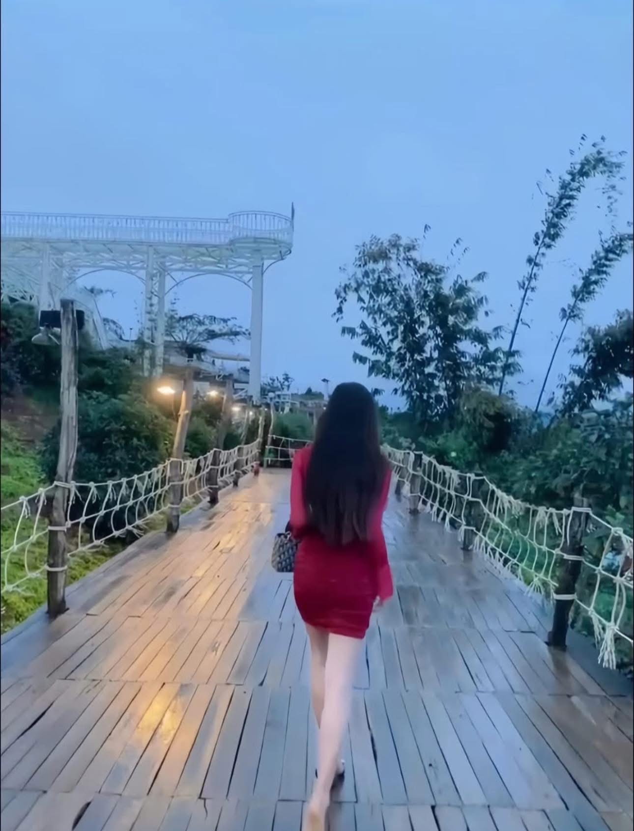 Lối đi gỗ trên đồi lúc chiều tối ở Tà Đùng