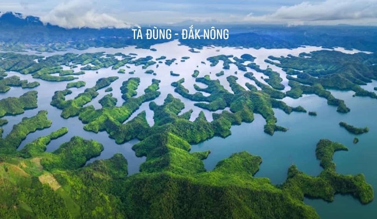 Hồ Tà Đùng với nhiều đảo xanh nhìn từ trên cao