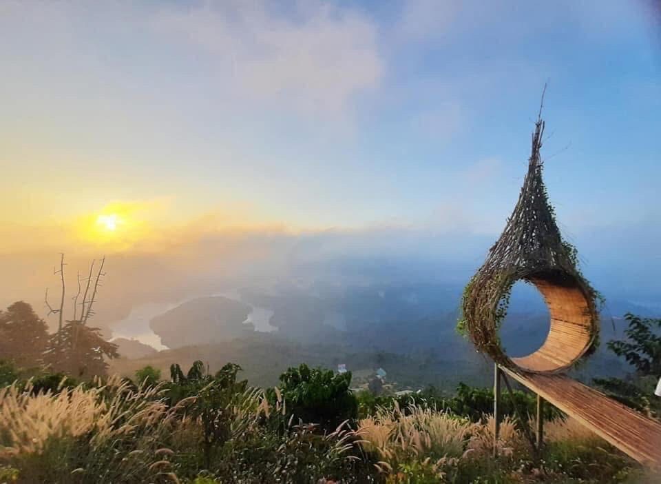 Bình minh và sương mỏng trên vùng hồ Tà Đùng