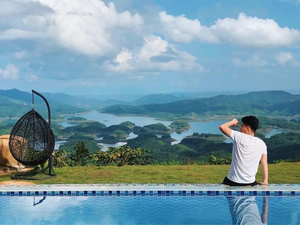 Hồ bơi và ghế treo hướng ra hồ Tà Đùng