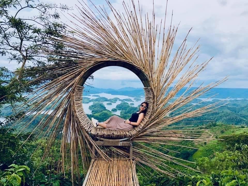 Khung tre đan nhìn ra hồ Tà Đùng