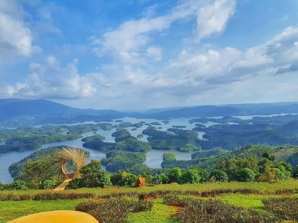 Đồi cỏ và vùng hồ Tà Đùng dưới trời mây