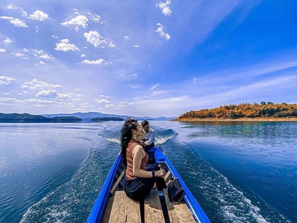 Thuyền nhỏ chạy trên mặt hồ Tà Đùng